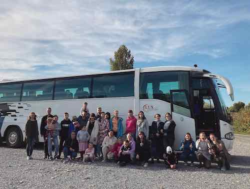 Ģimenes ar īpašiem bērniem un jauniešiem viesojas Skrīveros un Likteņdārzā