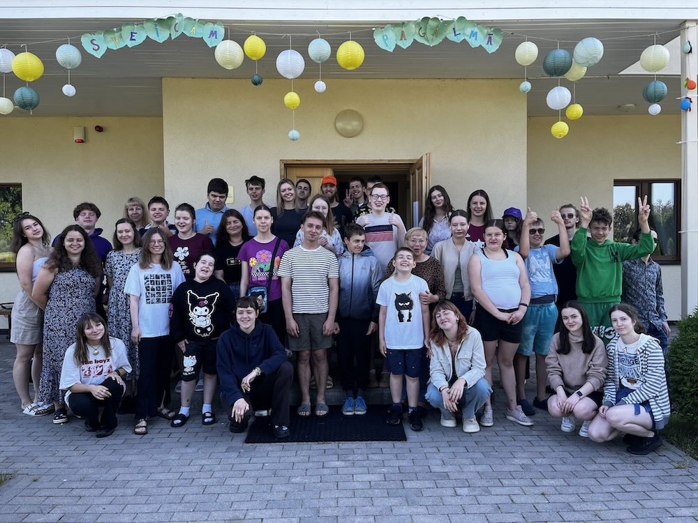 Nometne jauniešiem ar autiskā spektra traucējumiem Līvbērzē 2025 Jauniešu kustība Pagalms nometne jauniešiem Līvbērze 2025